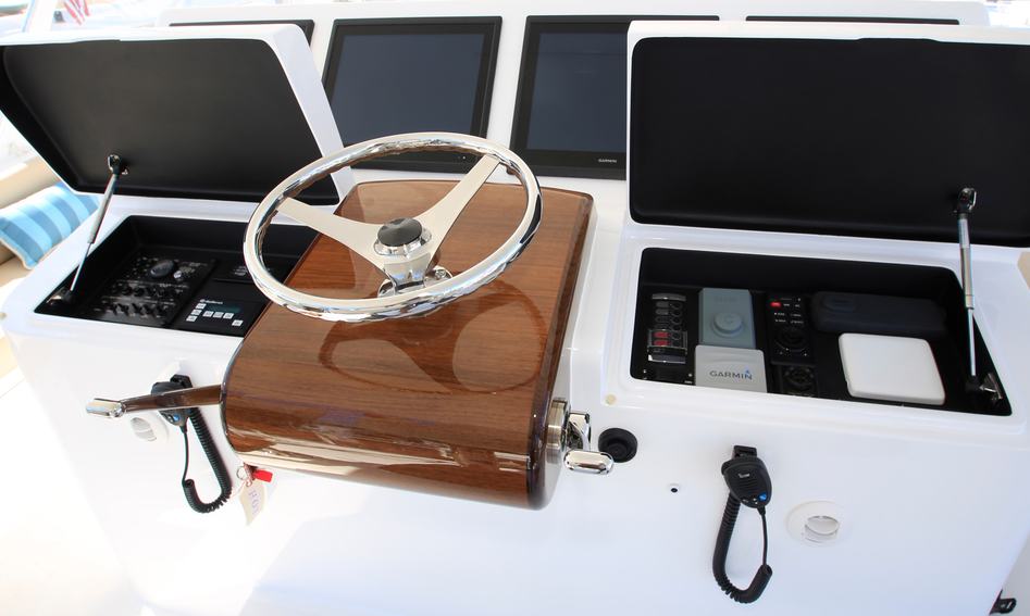 Hatteras GT70, Helm Station