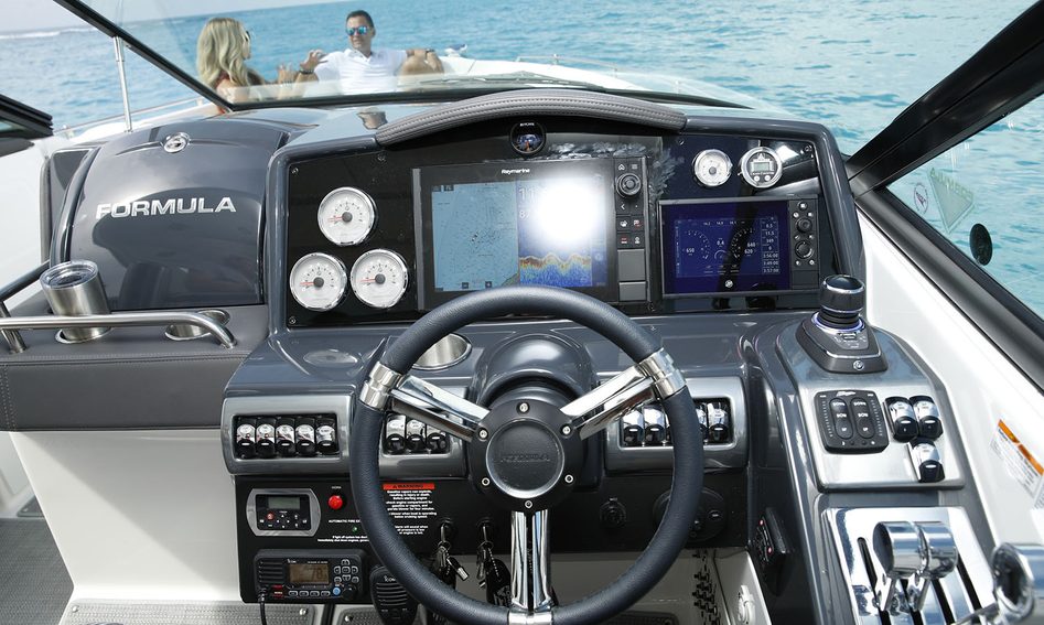 Formula 350 Crossover Bowrider, Helm Station