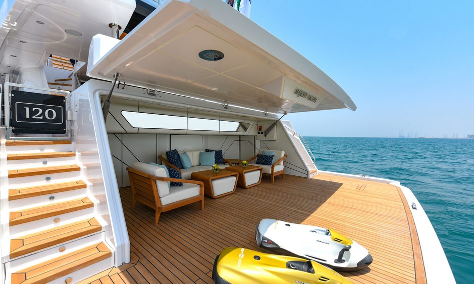 Gulf Craft Majesty 120, Beach Club