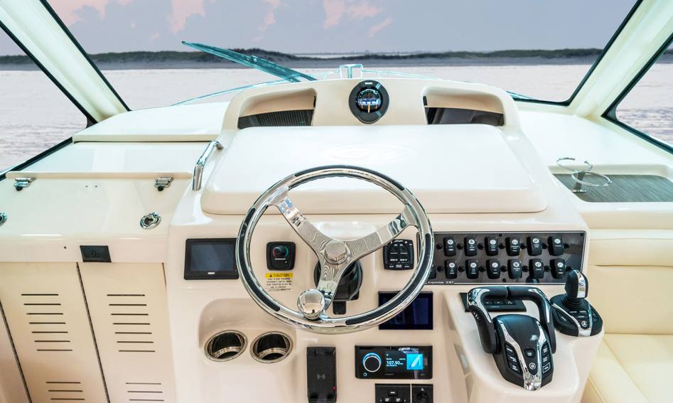 Grady-White Express 330, Helm Station