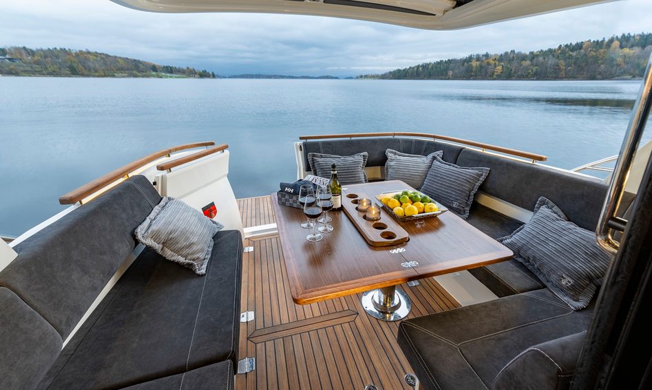 Marex 330 Scandinavia, Deck Area