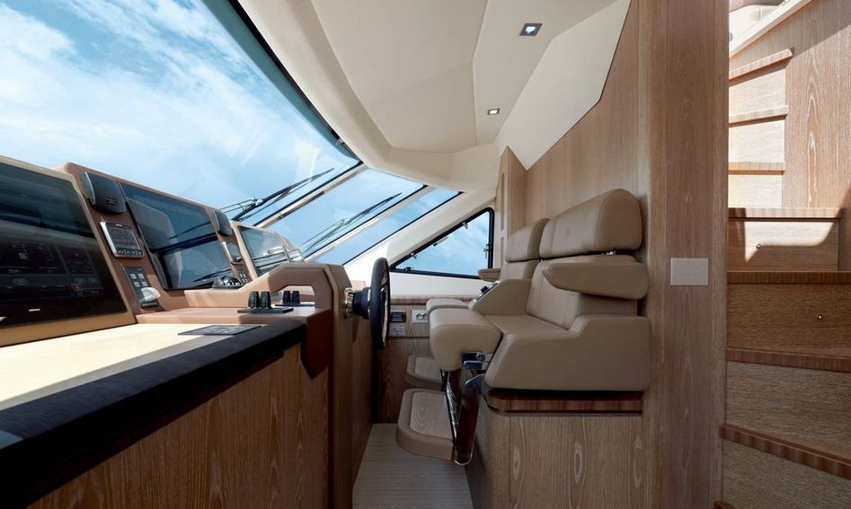 Monte Carlo Yachts MCY 86, Helm Station