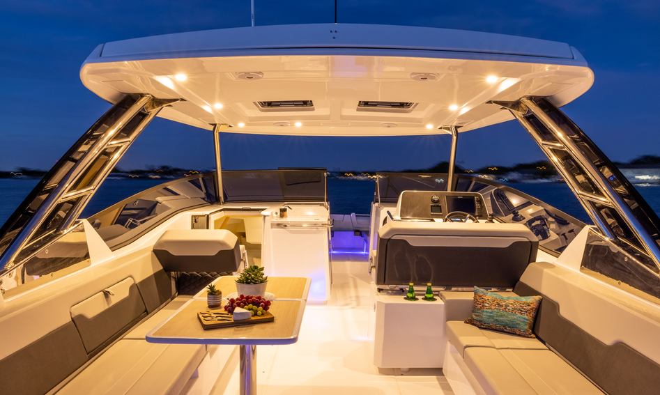 Aquila 32 Sport, Deck Area