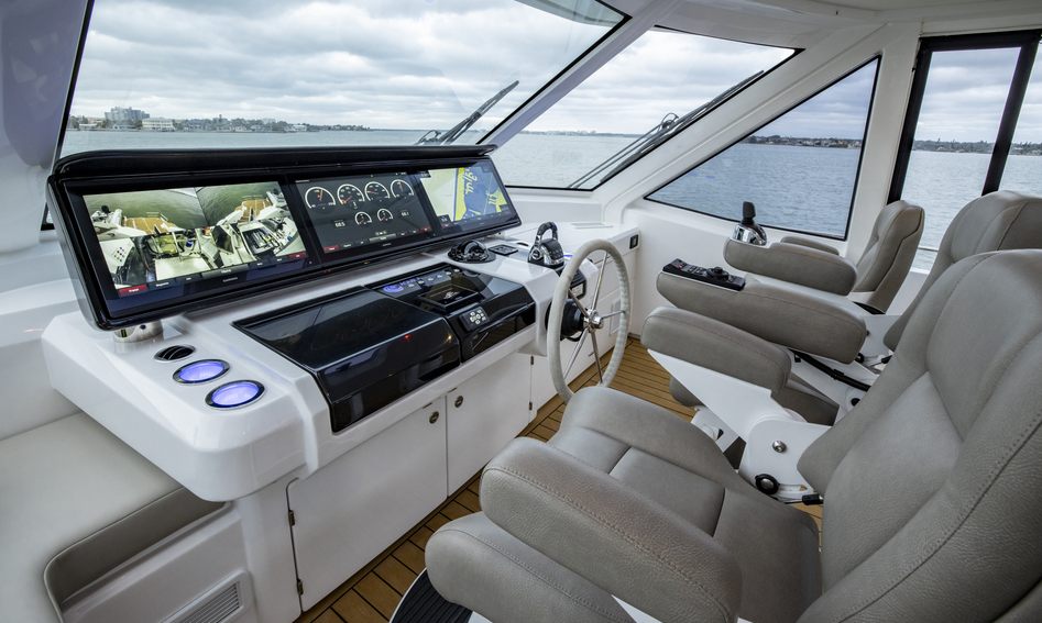 Aquila 70 Luxury, Helm Station