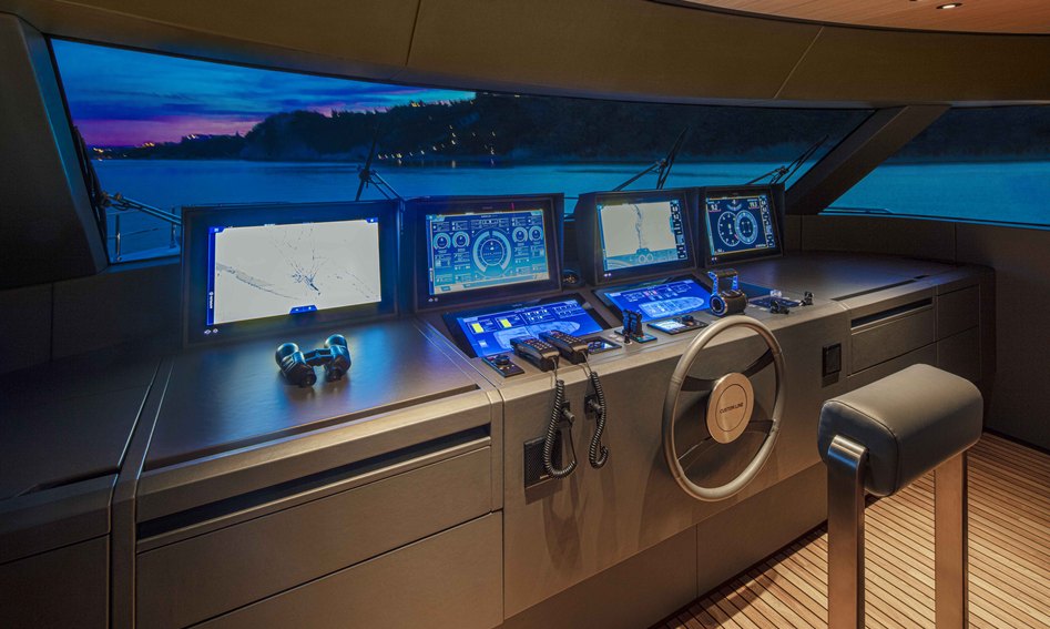 Custom Line Navetta 30  Mk2, Helm Station