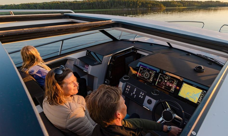 Aquador 300HT , Helm Station