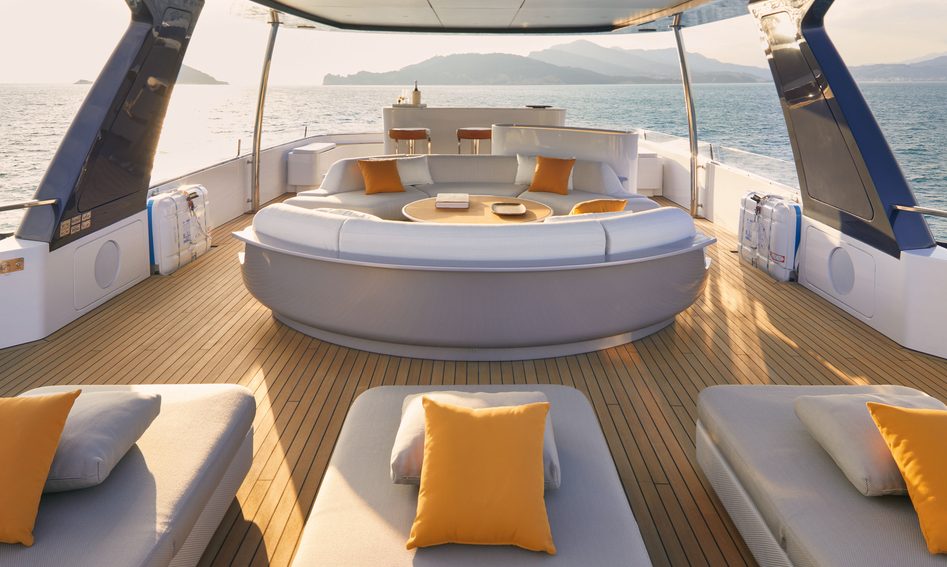 Azimut Grande Trideck, Fly Deck/Sportdeck