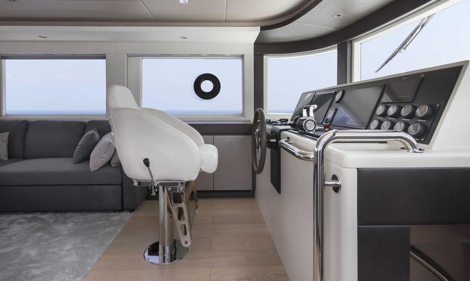 Gulf Craft Nomad 70 SUV, Helm Station