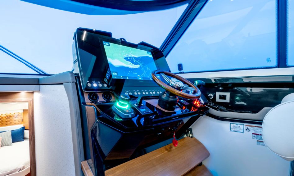 Tiara 48LE , Helm Station