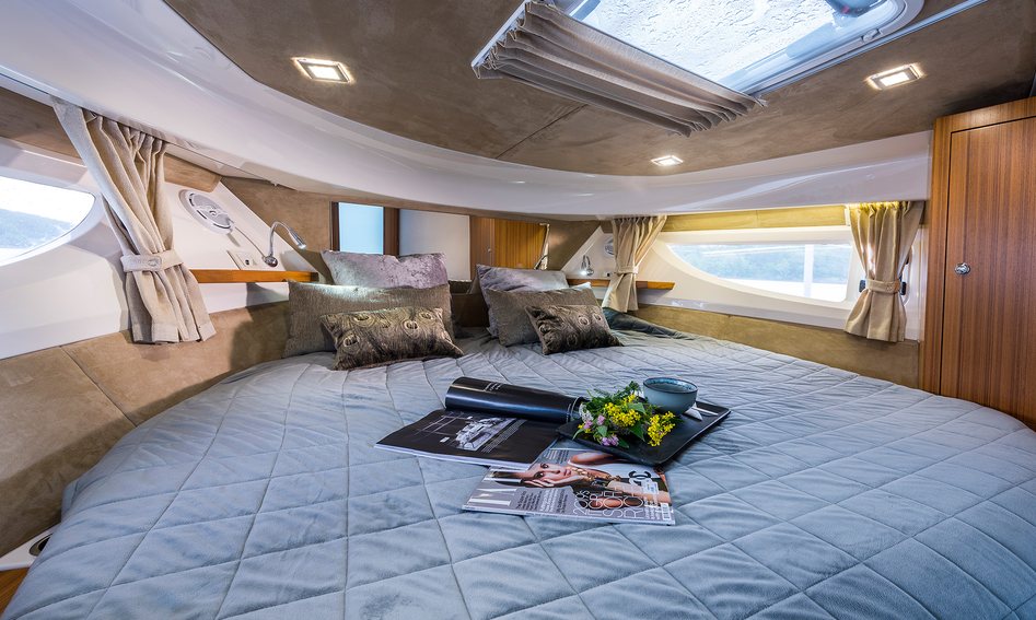 Marex 360 Cabriolet Cruiser, Accommodation