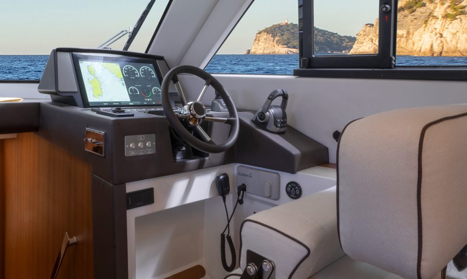 Solaris 48 Coupé, Helm Station