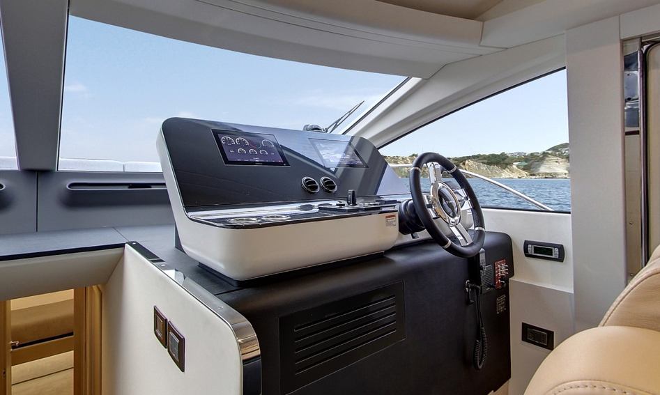 Azimut Fly 68 Mk3, Helm Station