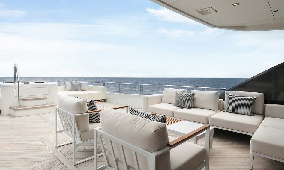 Ocean Alexander 32 Explorer, Deck Area