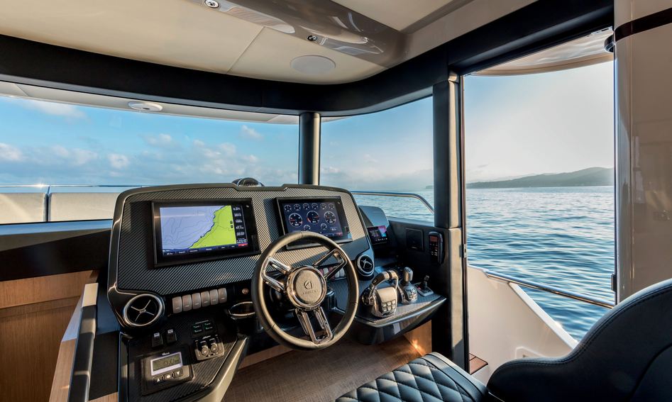 Absolute Navetta 48, Helm Station