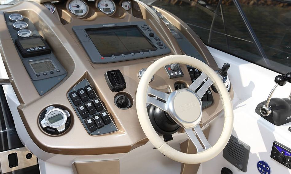 Sessa Marine C38 Mk2, Helm Station