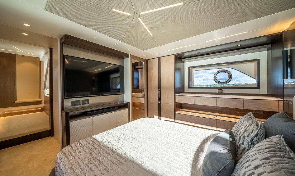 Sunseeker 90 Ocean Enclosed, Accommodation