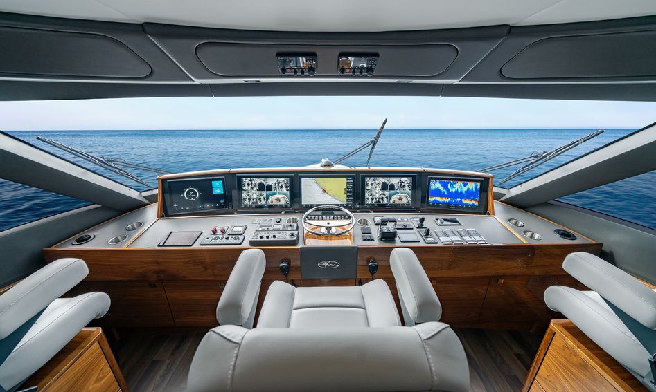 Viking 82SB, Helm Station