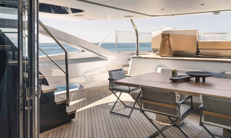 Azimut Grande Trideck Mk2, Deck Area