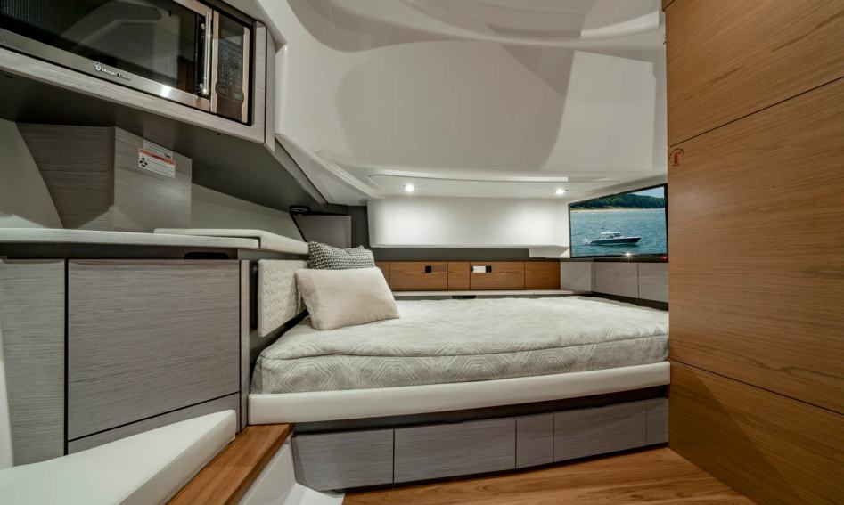 Tiara 43LS, Accommodation