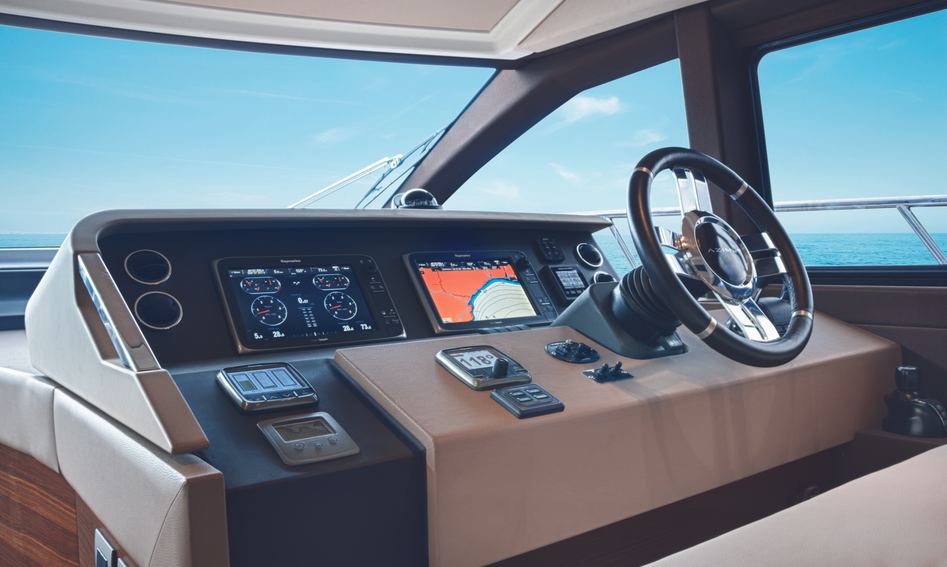 Azimut 50 Gen 2, Helm Station