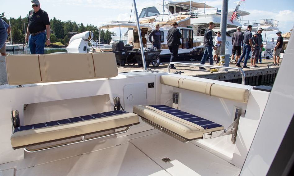 Ranger Tugs R-25, Deck Area