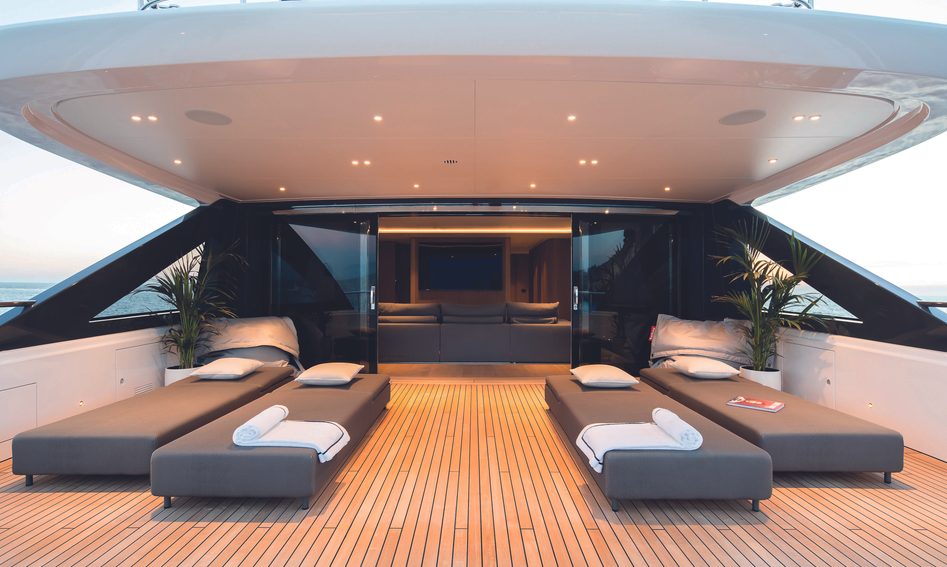 Benetti Oasis 34M, Deck Area