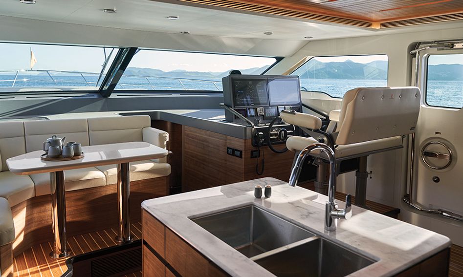 CL Yachts CLB88, Helm Station