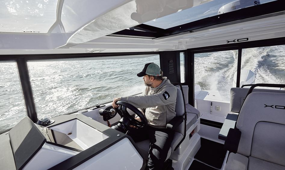 XO EXPLR 9 Mk2, Helm Station
