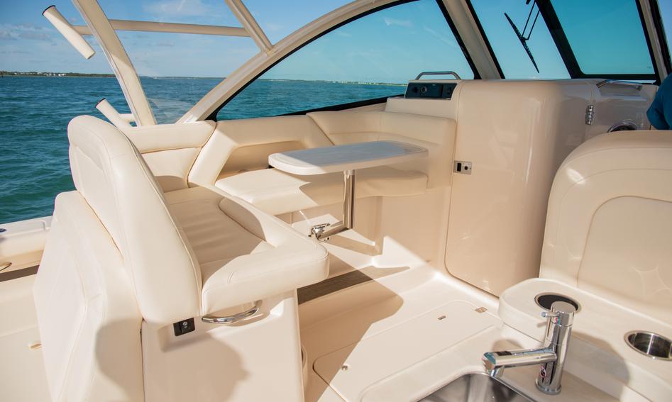 Grady-White Freedom 375 , Interior