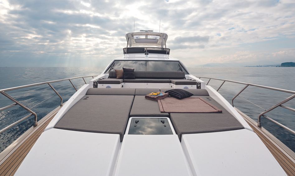 Azimut 66 Gen 1, Deck Area