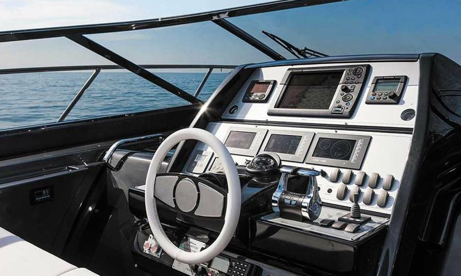 Riva 63&#039; Virtus, Helm Station