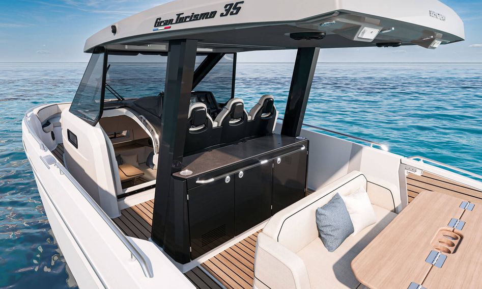 Beneteau Gran Turismo 35 Mk2, Helm Station