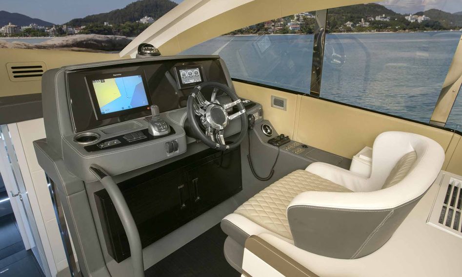 Schaefer 510 GT Pininfarina , Helm Station