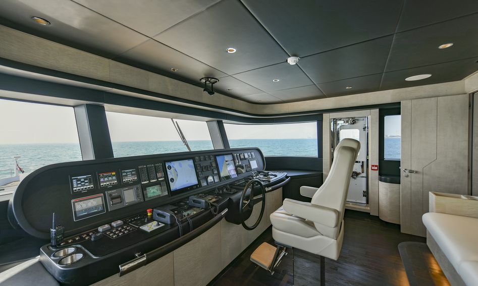 Gulf Craft Majesty 120, Helm Station