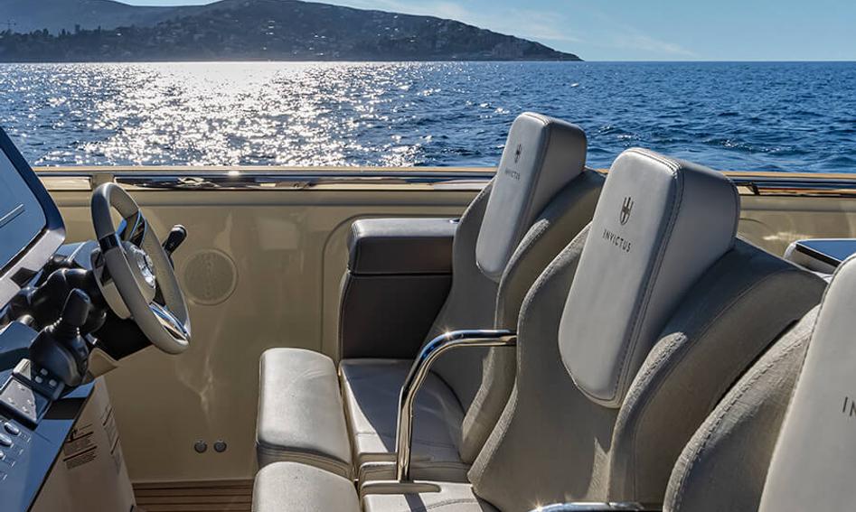 Invictus TT460 Mk2, Helm Station