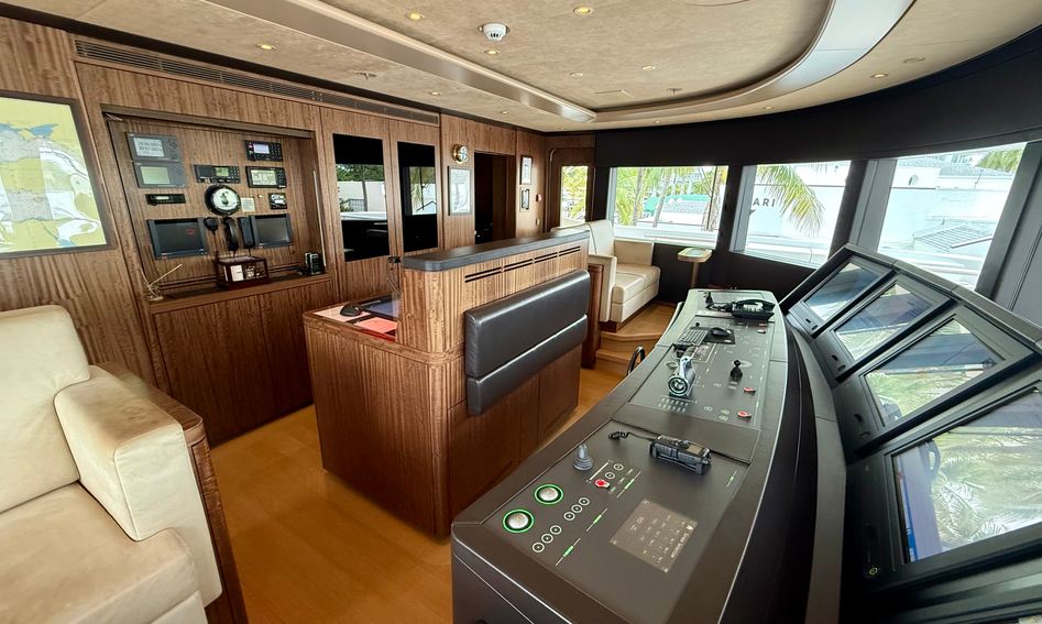 Amels 242, Helm Station