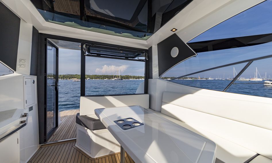 Galeon 365 HTS, Deck Area