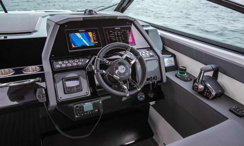 Cruisers 34 GLS OB, Helm Station