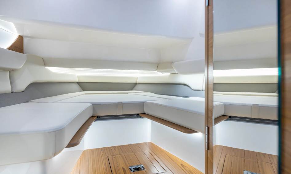 Tiara 35LS, Interior