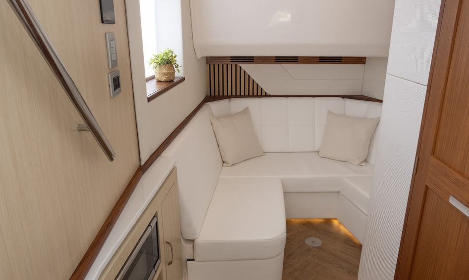 Regal 43 SAV , Interior
