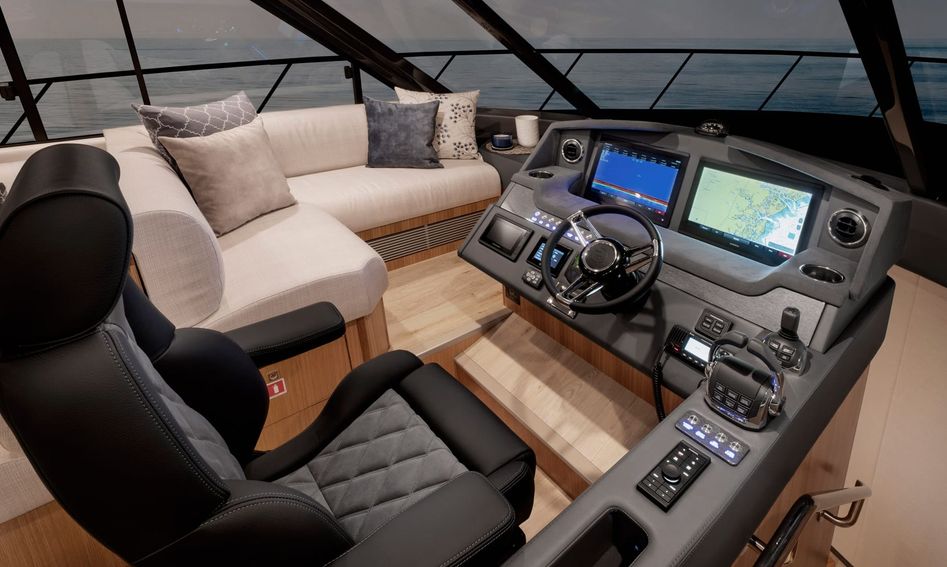 Riviera 5400 Sport Yacht Platinum Edition Mk2, Helm Station