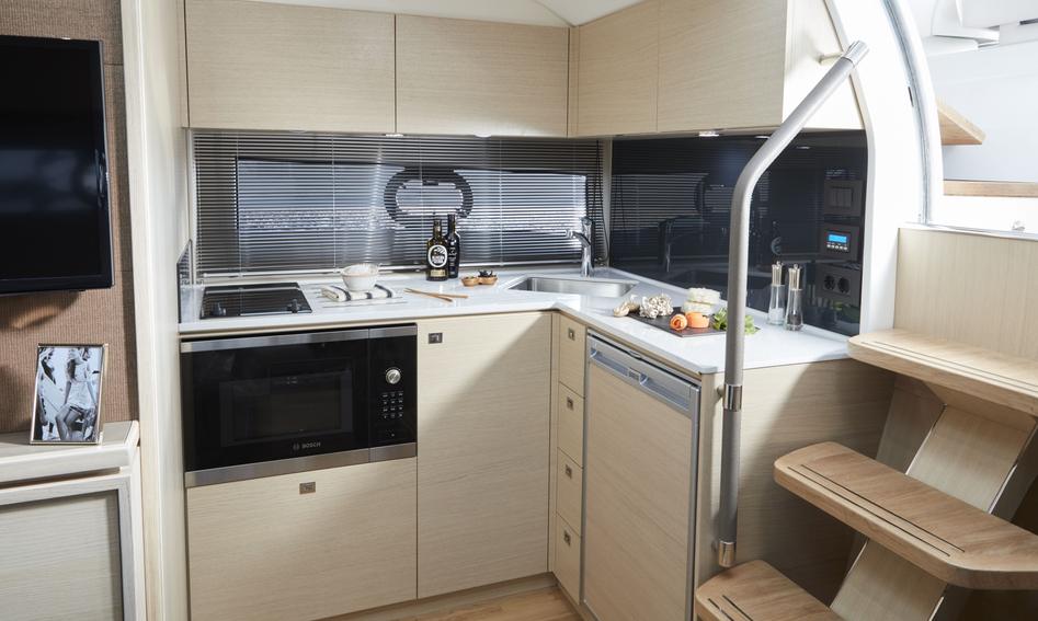 Princess V40  Mk3, Interior