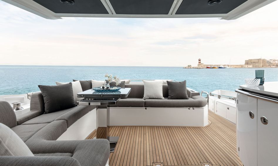 Azimut S6, Deck Area