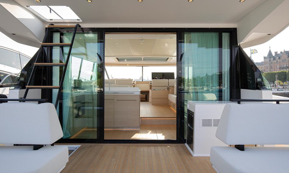 Delta Powerboats 72 , Deck Area