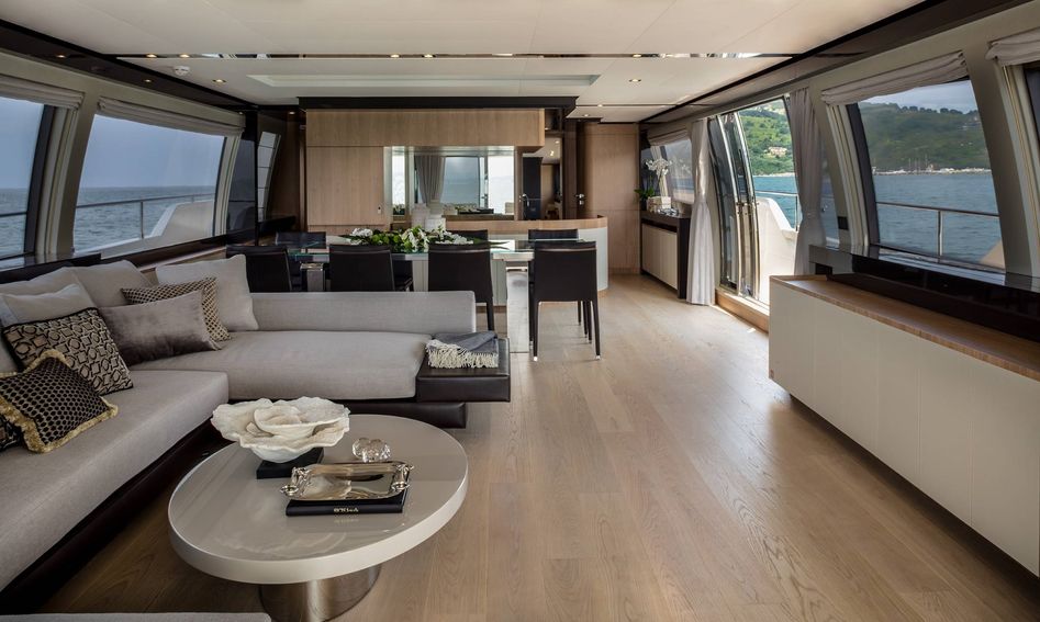 Ferretti 960, Interior