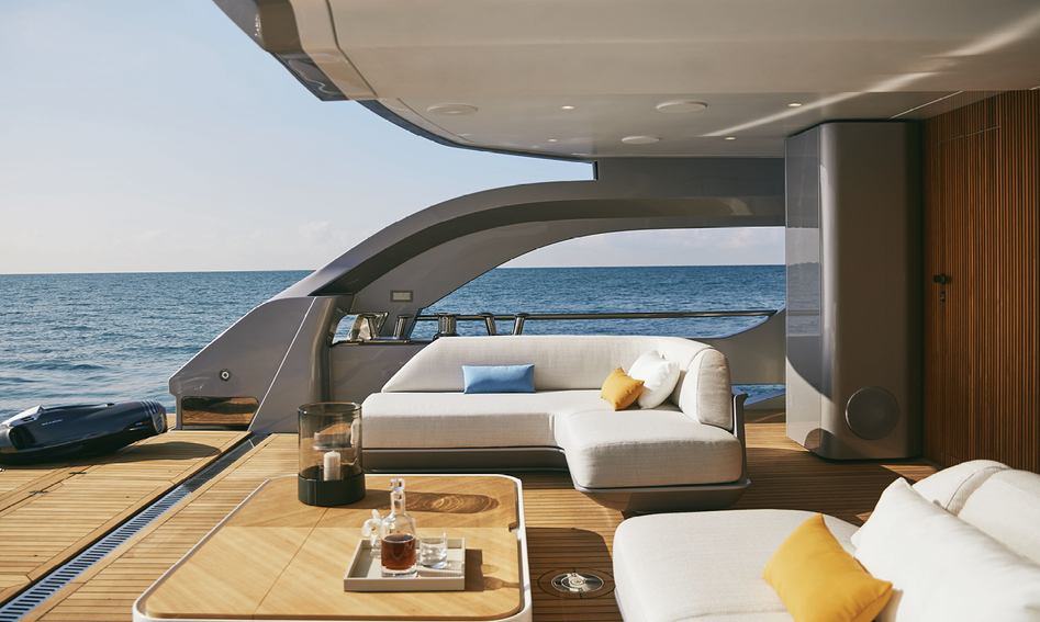 Azimut Grande Trideck, Deck Area