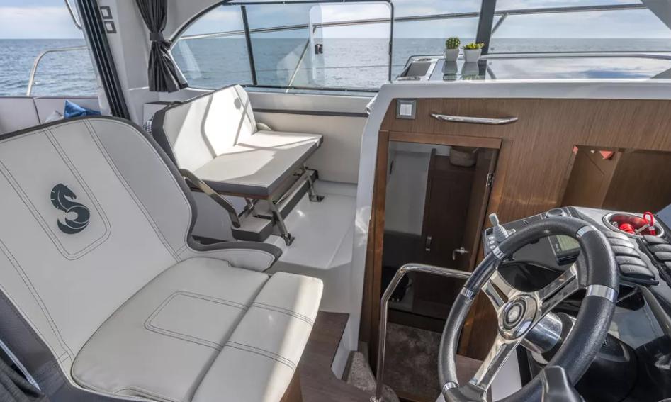 Beneteau Yachts Antares 11 Fly Gen 2, Helm Station