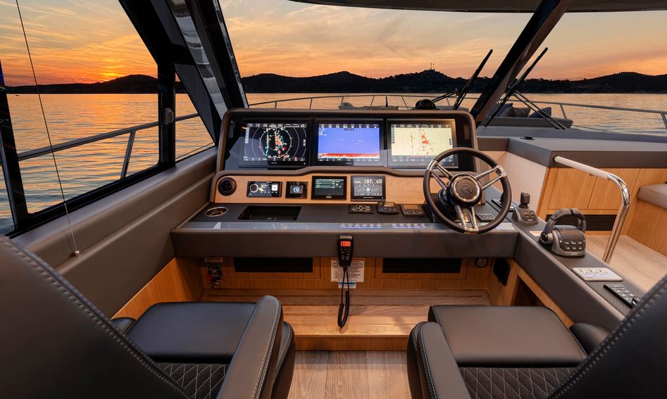 Riviera 585 SUV, Helm Station