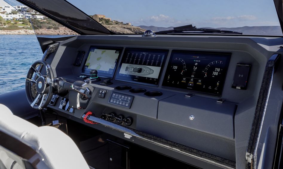 Technohull Alpha 50, Helm Station