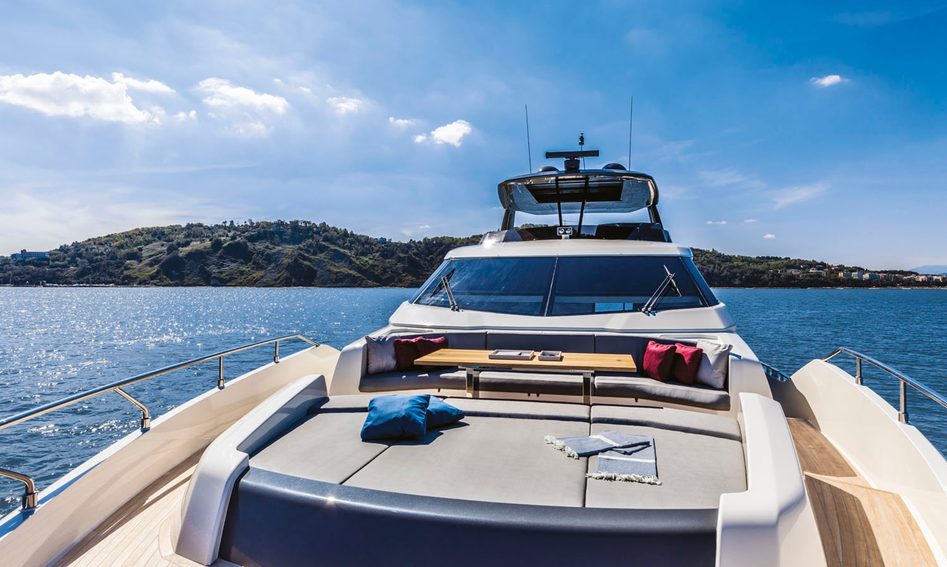 Ferretti 850, Deck Area